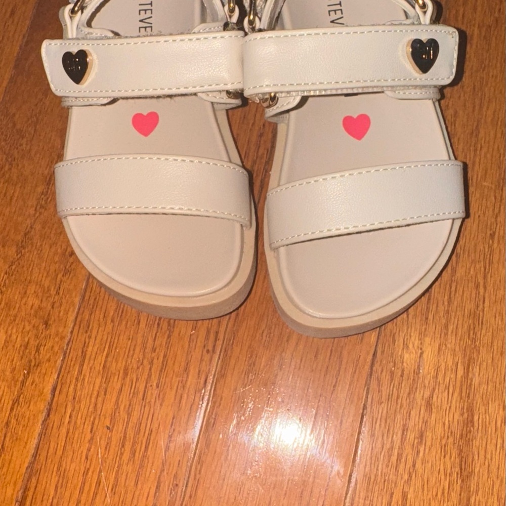 New Steve Madden Kids Cream Sandals with Heart Detail - Picture 4 of 4